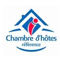 Logo Chambre d'hôtes Référence : votre gage de qualité. Logo "Chambre d'hôtes référence" bleu et blanc. Toit de maison stylisé englobant une silhouette dynamique rouge. Qualité et accueil garantis.