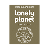 Lonely Planet : Recommandation Officielle 2023-2024. Badge officiel Lonely Planet 2023-2024. Recommandé par Lonely Planet. Sceau 50 ans 'autour du monde' célébrant l'anniversaire.